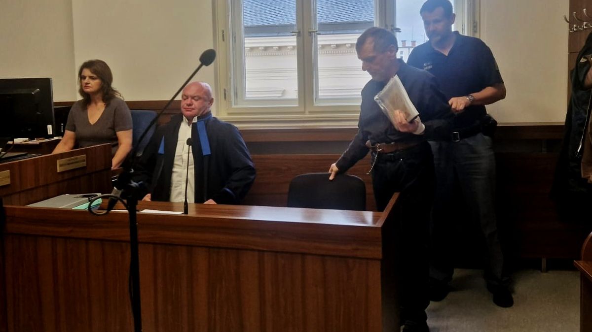 Muž z Hradce Králové sexuálně zneužíval studenta. Oběti vyhrožoval a tvrdil, že je členem tajné špionážní organizace